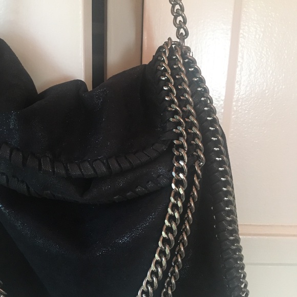 Black bag with chain straps - Picture 2 of 3